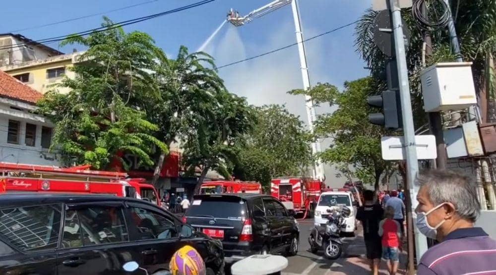 Petugas pemadam kebakaran berusaha memedamkan api yang melalap toko elektronik di kawasan Pasar Blauran. Screenshoot YouTube/ MonalisaDwaa_