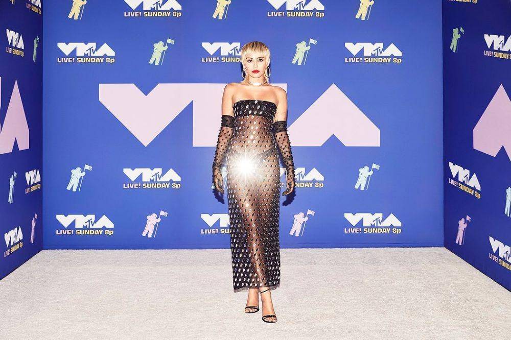 instagram.com/mileycyrus