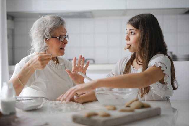 Ilustrasi memasak bersama nenek. (pexels.com/Andrea Piacquadio)