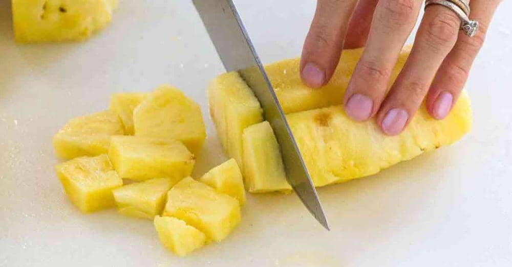 7 Tips Memotong Nanas dengan Benar, Gak Bikin Lidah Gatal