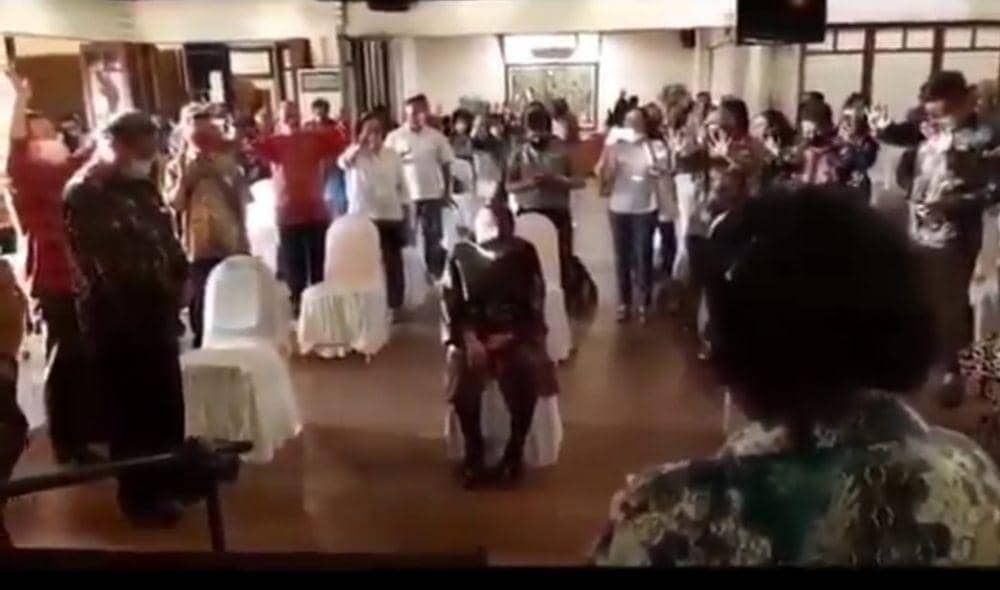Potongan video saat Wali Kota Surabaya Tri Rismaharini dikelilingi oleh rohaniawan. IDN Times/Dok. Istimewa