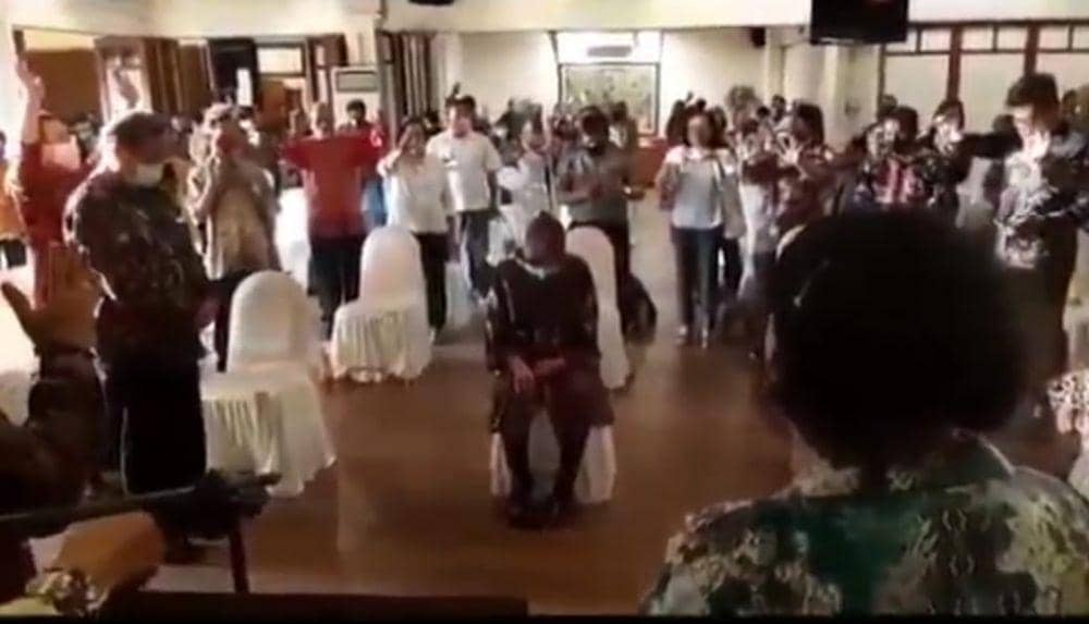 Potongan video saat Wali Kota Surabaya Tri Rismaharini dikelilingi oleh rohaniawan. IDN Times/Dok. Istimewa
