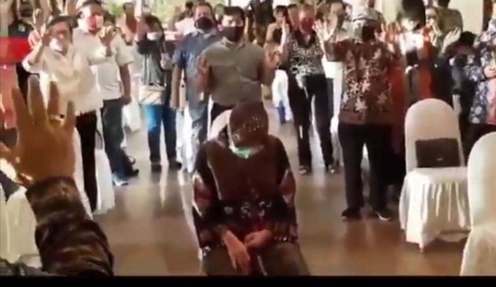 Potongan video saat Wali Kota Surabaya Tri Rismaharini dikelilingi oleh rohaniawan. IDN Times/Dok. Istimewa