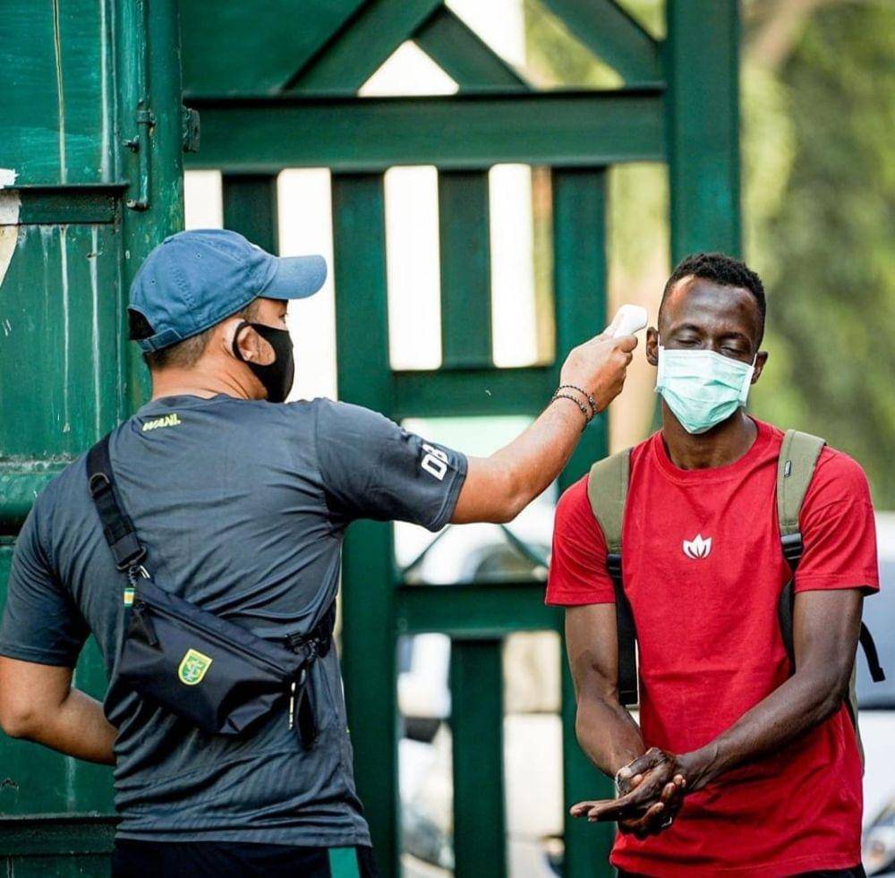 Gelandang Persebaya, Makan Konate menjalani pemeriksaan suhu tubuh sebelum memulai latihan perdana di Gelora Delta Sidoarjo, Senin (31/8/2020). Instagram.com/officialpersebaya