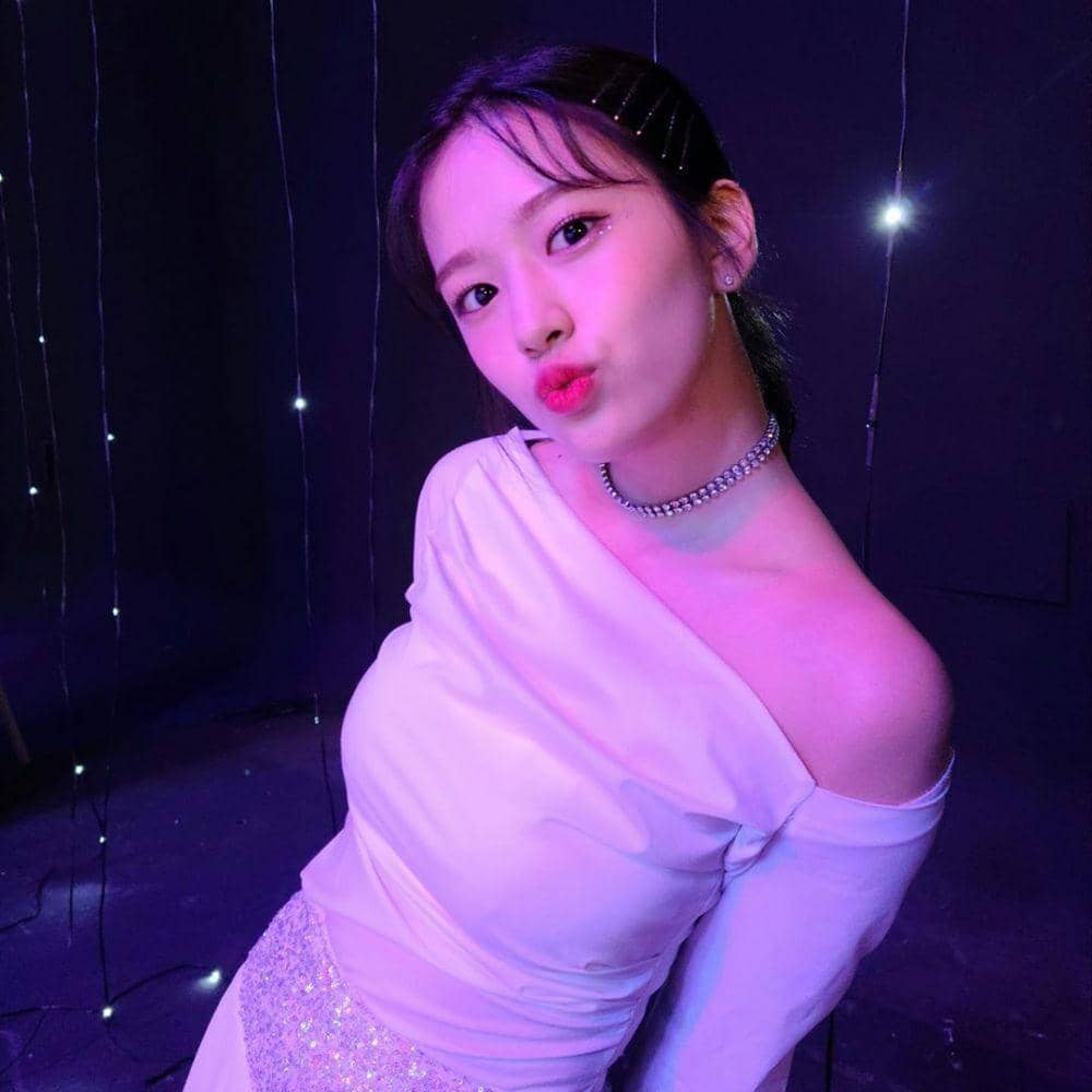 instagram.com/official_izone