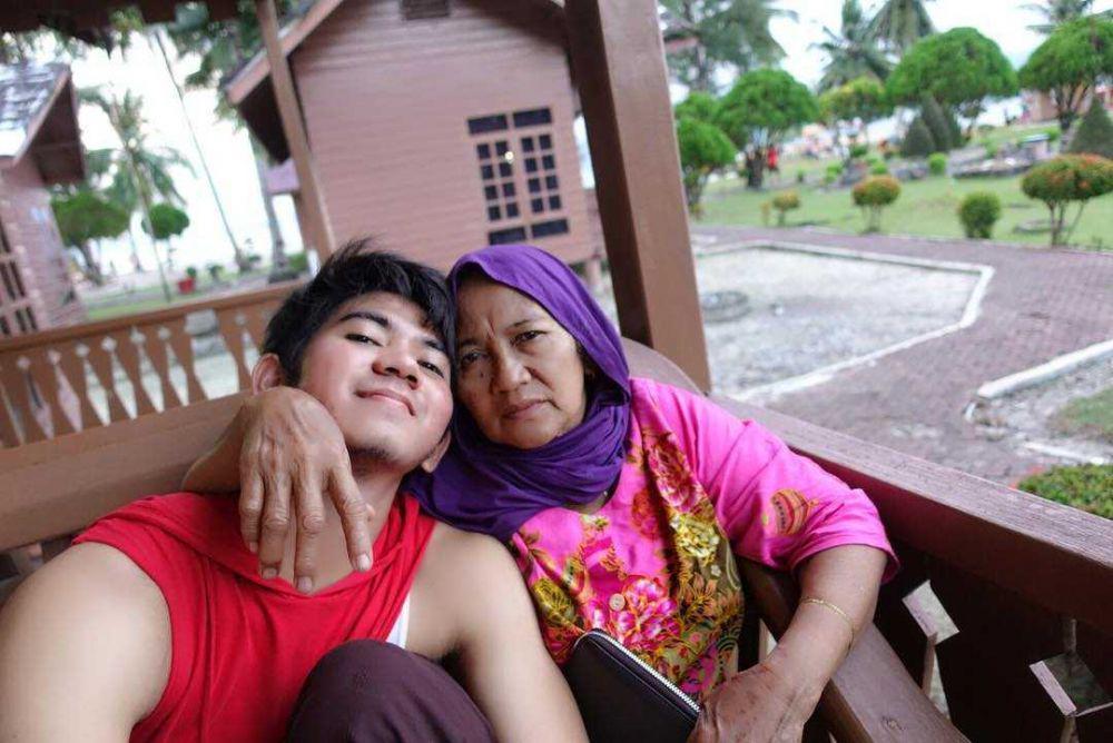 Jarang Disorot, 10 Potret Kedekatan Rizki D'Academy dengan Sang Mama