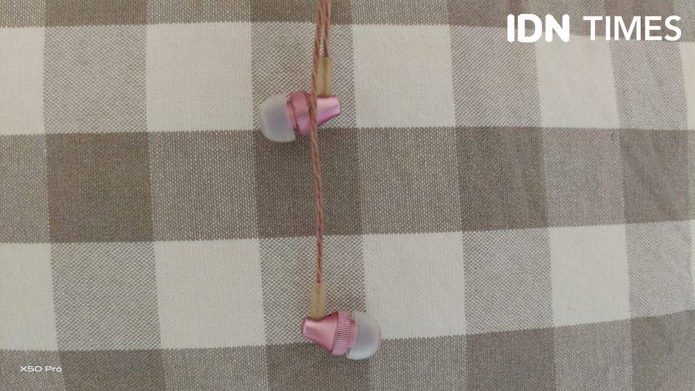 Ilustrasi earphone (IDN Times/Umi Kalsum)