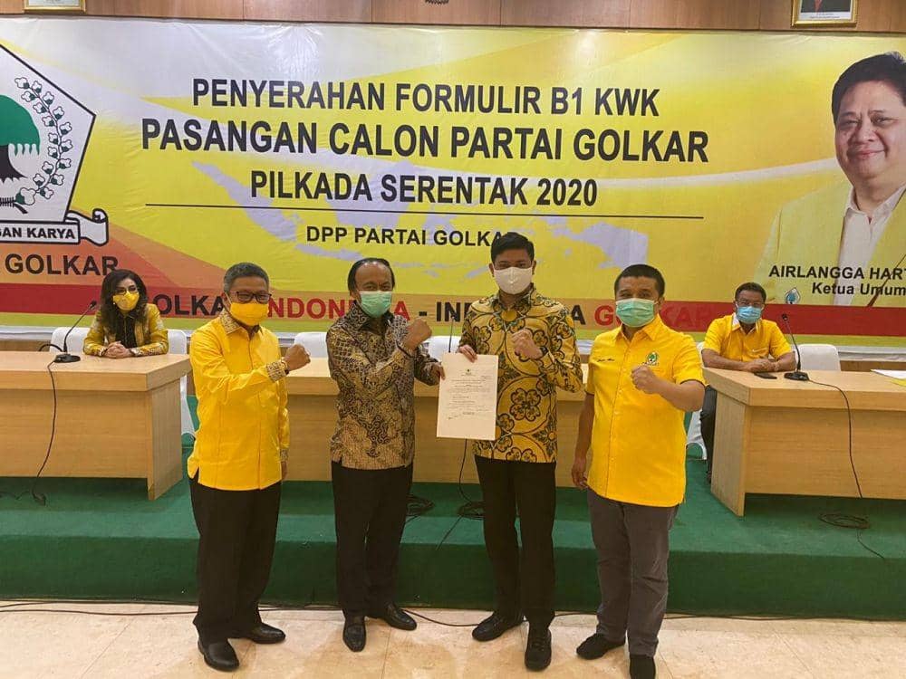 Bakal Calon Bupati Gowa Adnan Puritha Ichsan menerima B1.KWK dari Partai Golkar, Senin (31/8/2020). IDN Times/Istimewa