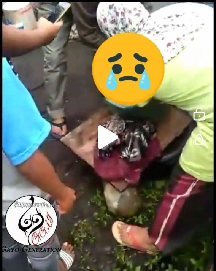 Tangkap layar dari video penyelamatan bayi yang dikubur (Istimewa)