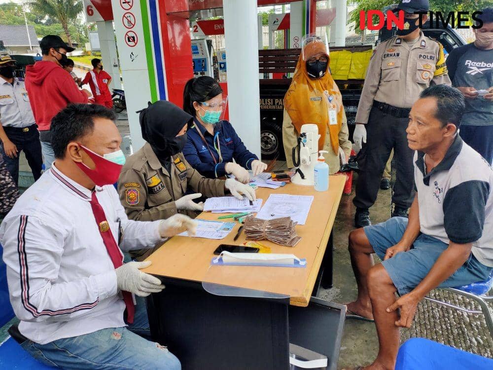 Kena Razia Masker, Belasan Orang di Balikpapan Disanksi Menyapu Jalan
