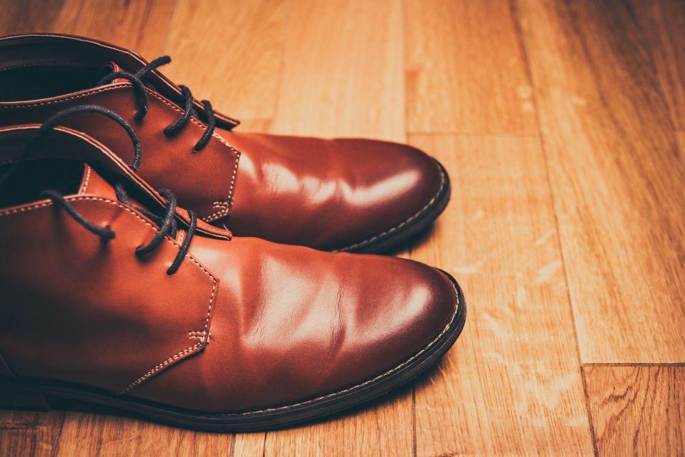 7 Cara Memperbaiki Sepatu yang Terkelupas, Ikuti Tiap Langkahnya!