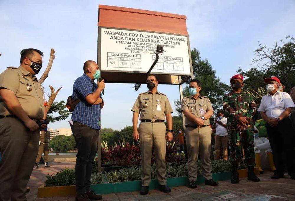 Gubernur Provinsi DKI Jakarta Anies Rasyid Baswedan bersama dengan Riza Patria mengapresiasi keberadaan Tugu Peringatan Corona Virus Disease 2019 (Covid-19) di Kawasan Danau Sunter Selatan, Tanjung Priok, Jakarta Utara (Instagram.com/kominfotik_ju)