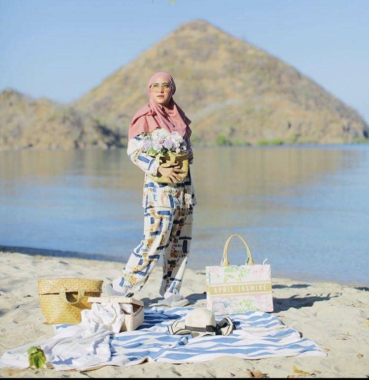 Instagram.com/apriljasmine85/