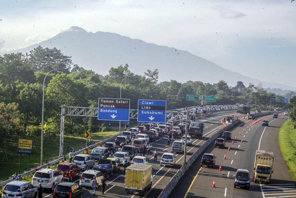 Kepadatan kendaraan menuju Jalan Raya Puncak, Gadog, Kabupaten Bogor, Jawa Barat, Sabtu (22/8/2020) (ANTARA FOTO/Yulius Satria Wijaya)