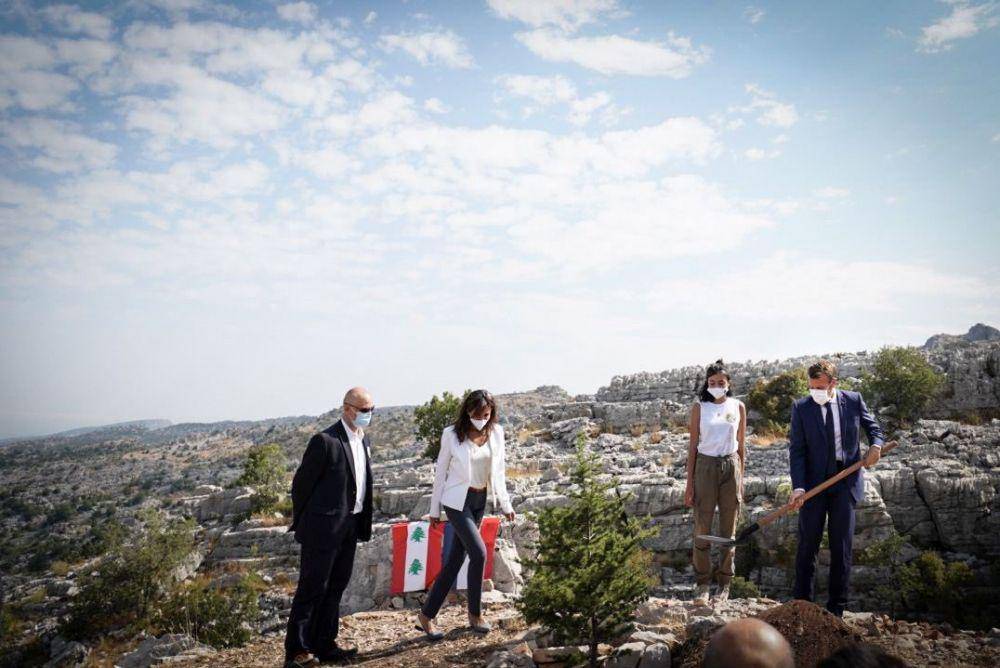 Emmanuel Macron (kanan) menanam pohon kebangsaan Lebanon dalam perayaan 100 tahun berdirinya Lebanon. Twitter.com/EmmanuelMacron.