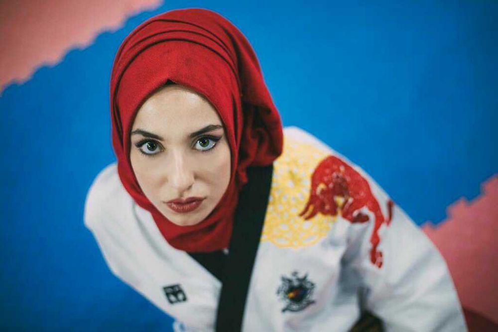 9 Potret Menawan Kubra Dagli, Atlet Taekwondo Berhijab Asal Turki