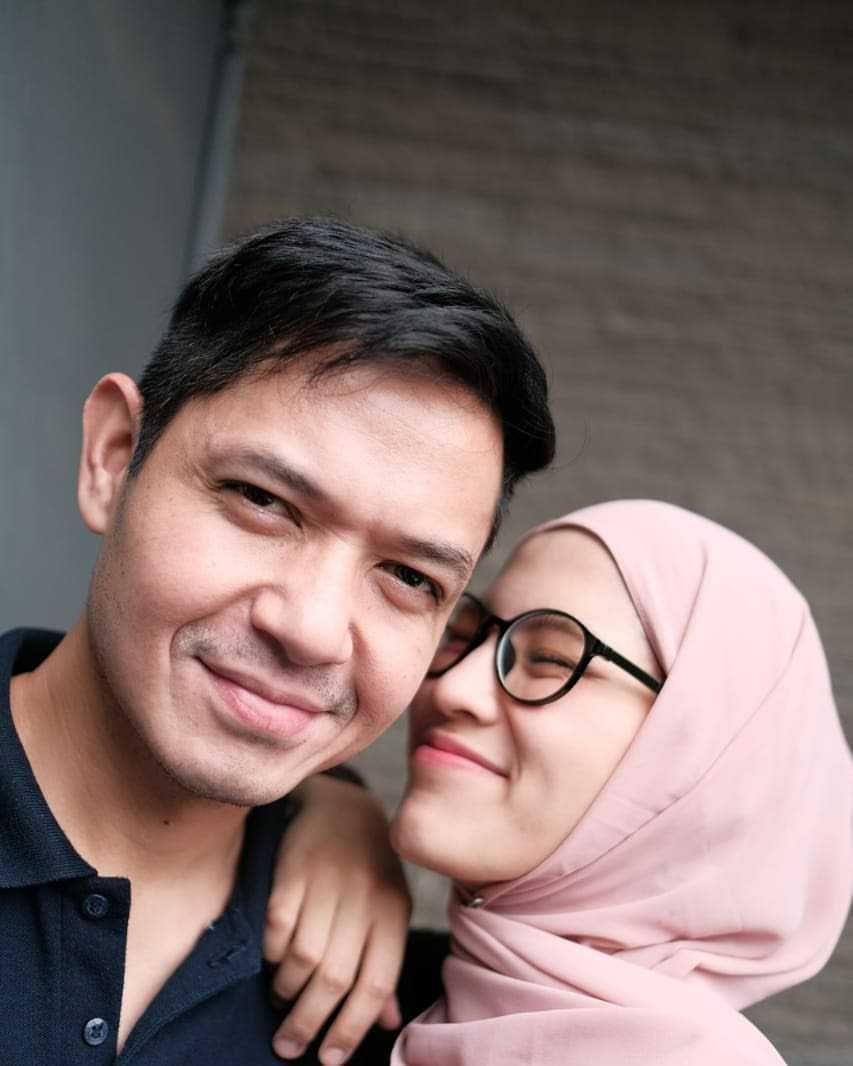 9 Potret Romantis Pasangan Dude Harlino dan Alyssa Soebandono, Kompak!