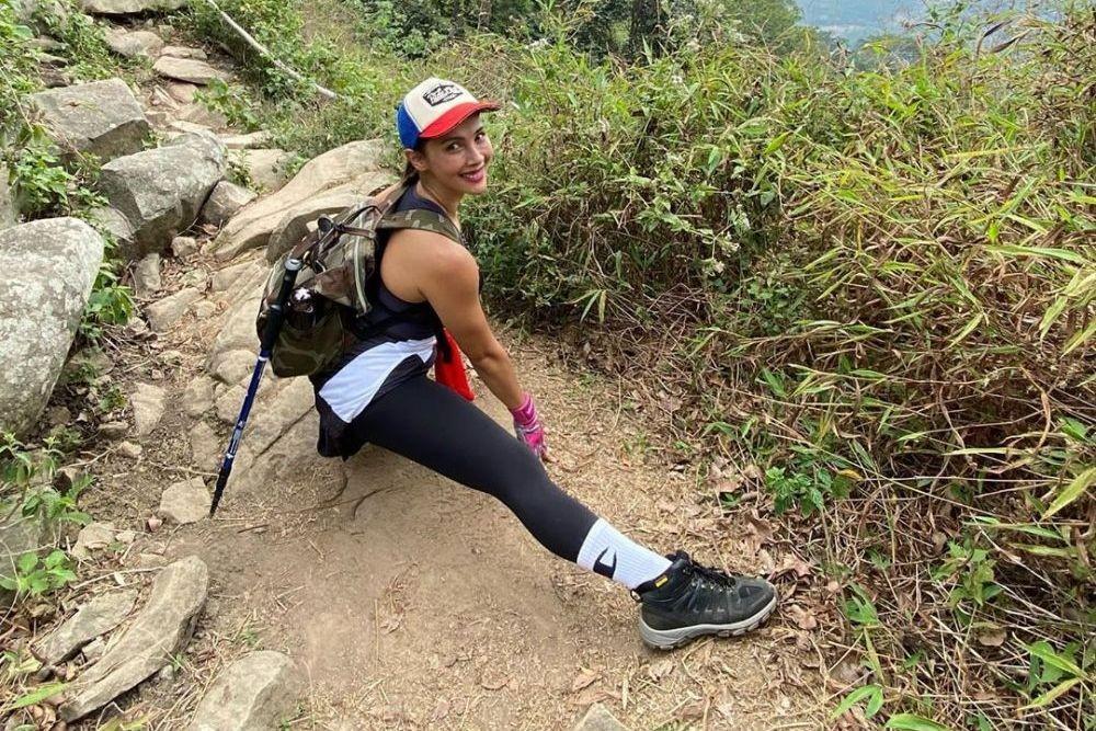 10 Potret Bugar Nadia Mulya Naik Gunung Lembu, Puas Saat di Ketinggian