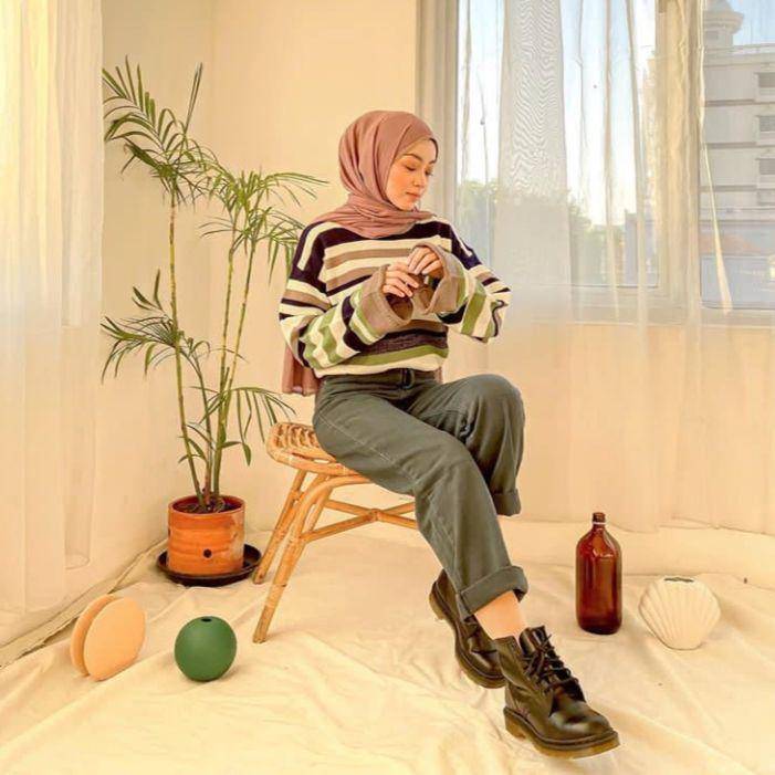 potret outfit dengan sweater (instagram.com/meiraniap)