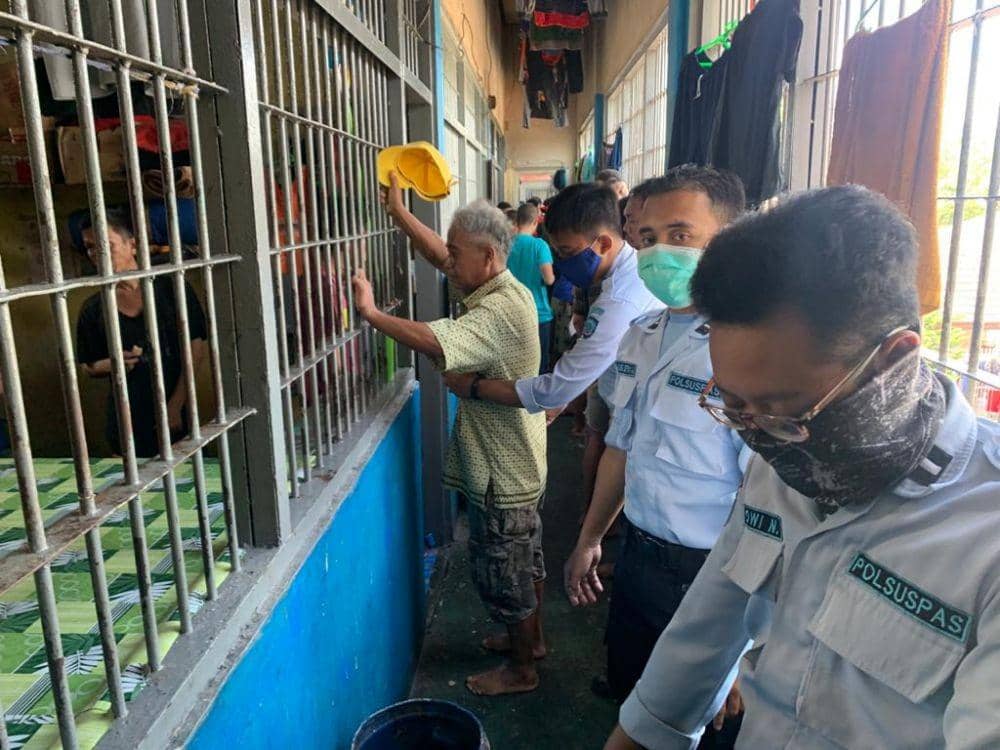 Petugas dari Satuan Pengamanan Rutan Klas IIA Samarinda saat razia para warga binaan pada 1 September 2020 lalu (Dok.IDN Times/Istimewa)