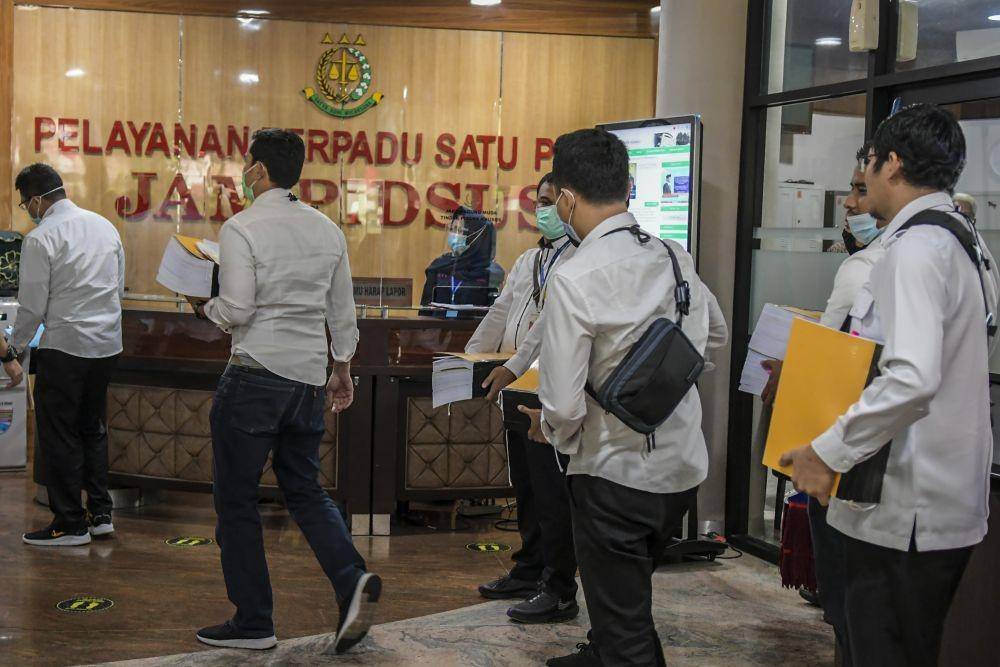 Penyidik Subdirektorat III Direktorat Tindak Pidana Korupsi (Dittipikor) Bareskrim Polri tiba di gedung Bundar, Kejakasaan Agung, Jakarta, Rabu (2/9/2020). Para penyidik tersebut akan memeriksa jaksa Pinangki Sirna Malasari (ANTARA FOTO/Galih Pradipta)