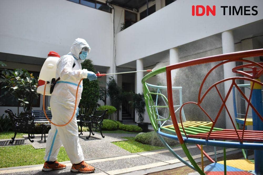 Ilustrasi penyemprotan disinfektan. IDN Times/Debbie Sutrisno