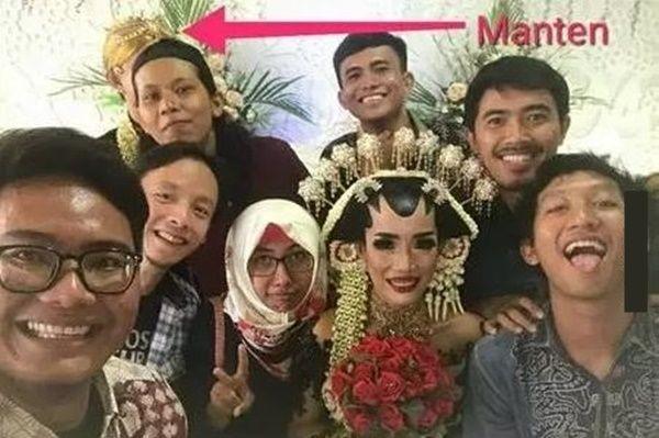 10 Potret Kocak Tamu Nikahan Bareng Pengantin, Posenya Gak Terduga!
