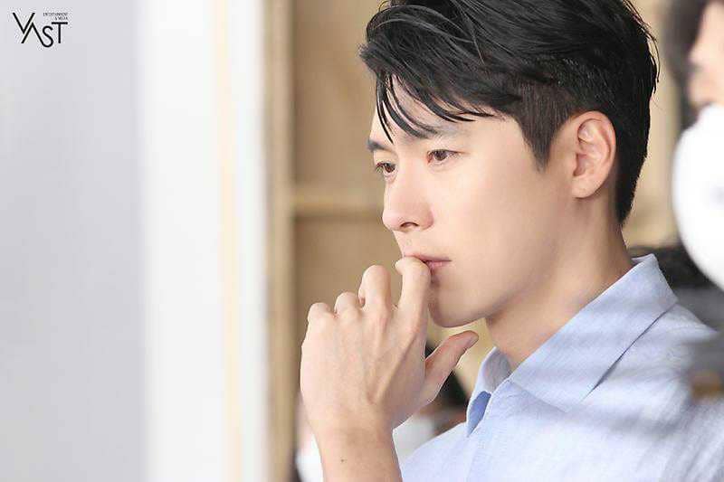 9 Potret Menawan Hyun Bin di Usia 38 Tahun yang Semakin Memesona