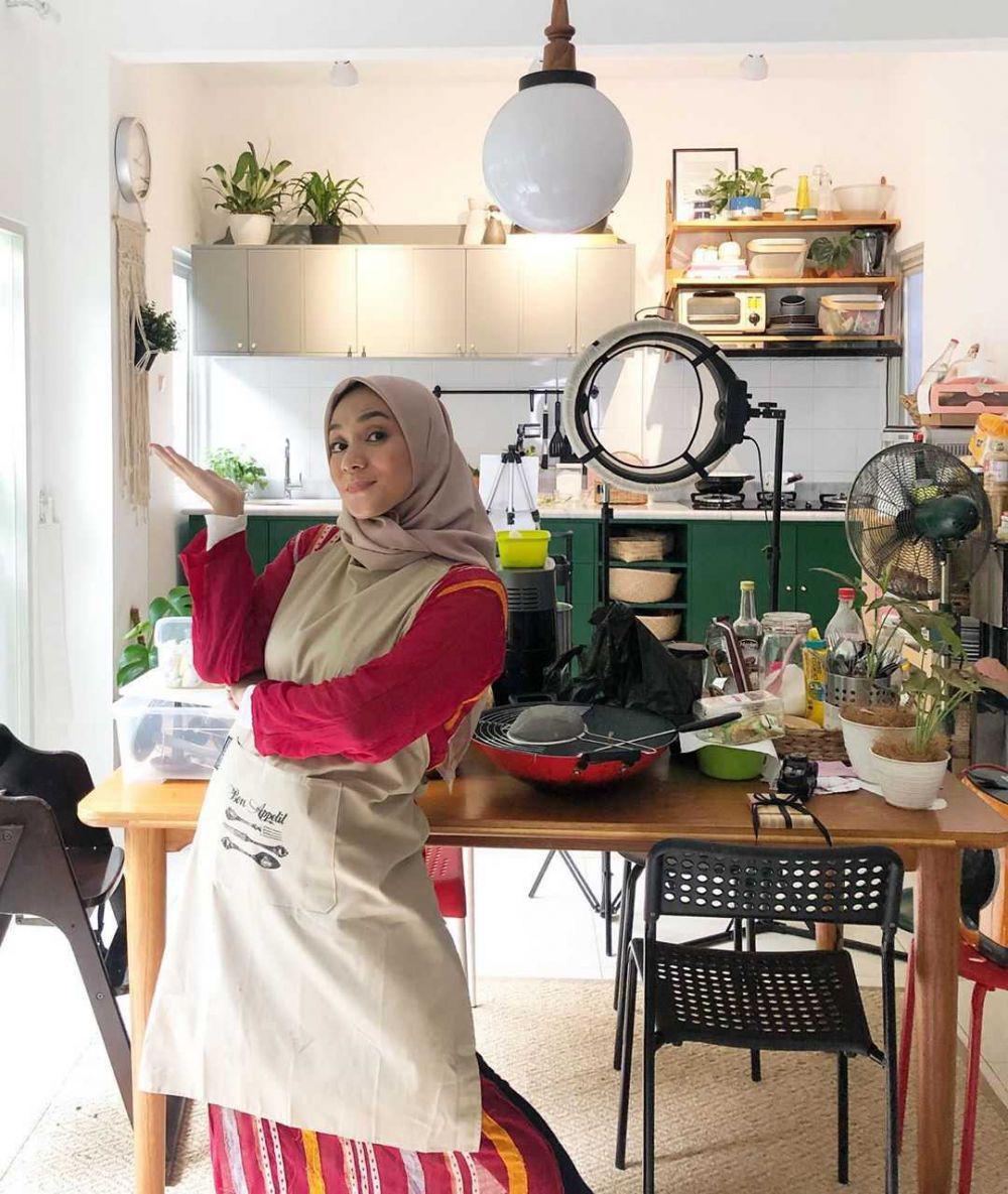 Jadi Ibu Lima Anak, 10 Potret Terkini Enno Lerian yang Kian Menawan