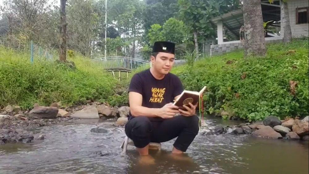 10 Momen Aldi Taher Mengaji di Berbagai Tempat, Lapangan hingga Sungai