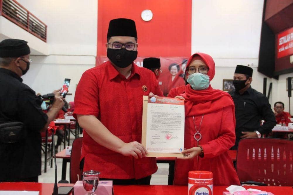 Hanindhito Himawan Pramana dan Dewi Maria Ulfa saat menerima rekomendasi dari PDIP, IDN Times/ istimewa