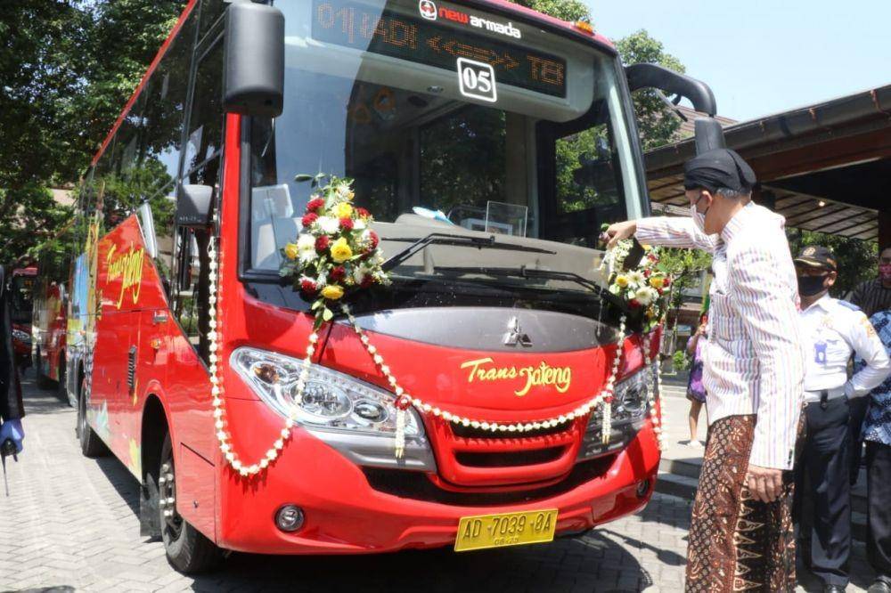 Gubernur Jateng, Ganjar Pranomo meresmikan Bus Trans Jateng di Balaikota Solo. Dok. Humas Pemkot Solo