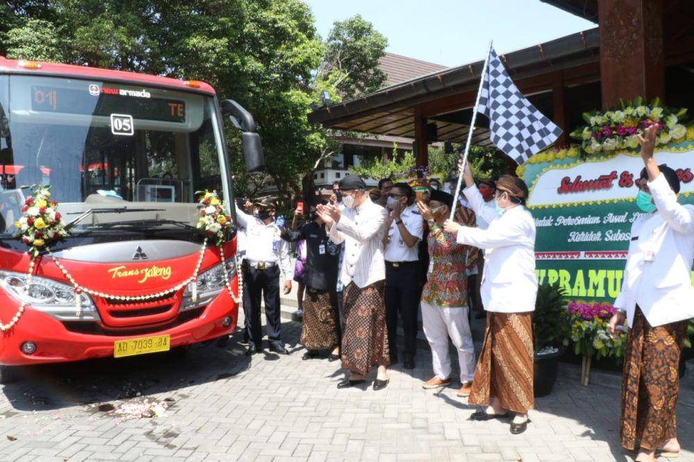 Gubernur Jateng, Ganjar Pranomo bersama Wali Kota Solo, FX Hadi Rudyatmo meresmikan Bus Trans Jateng di Balaikota Solo. Dok. Humas Pemkot Solo