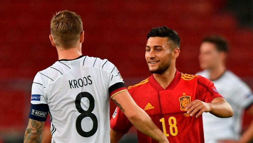 Oscar Rodriguez menghampiri Toni Kroos selepas laga Jerman vs Spanyol, Jumat (4/9/2020) dini hari. www.sevillafc.es