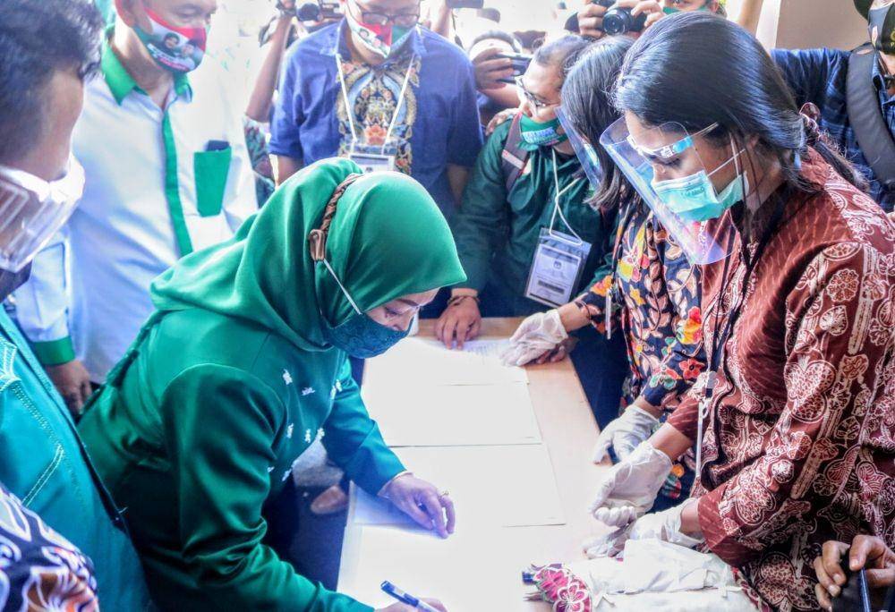 Lathifah saat tiba di KPU Kabupaten Malang. IDN Times/Alfi Ramadana