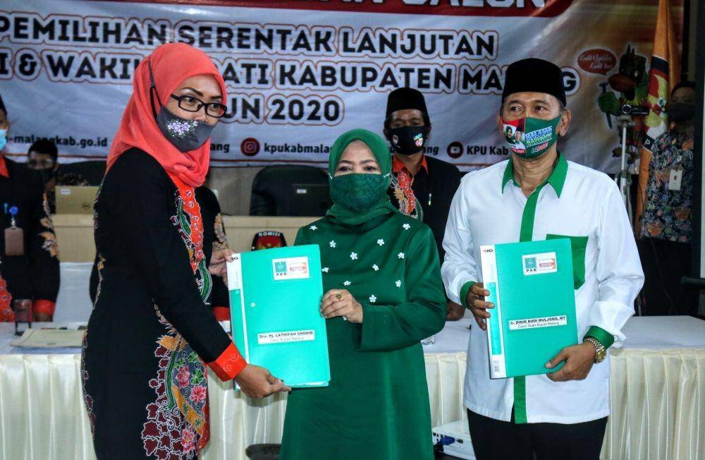 Pasangan Lathifah-Didik saat pendaftaran di KPU Kabupaten Malang. IDN Times/ Alfi Ramadana