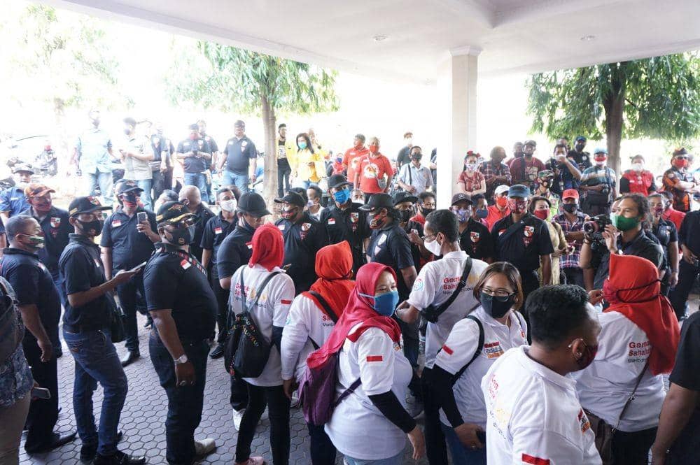 Para relawan dan pendukung bakal calon Wali Kota dan Wakil Wali Kota Semarang, Hendi-Ita tidak diizinkan masuk ke ruang pendaftaran di Hotel Patra Jasa Semarang. IDN Times/Anggun Puspitoningrum