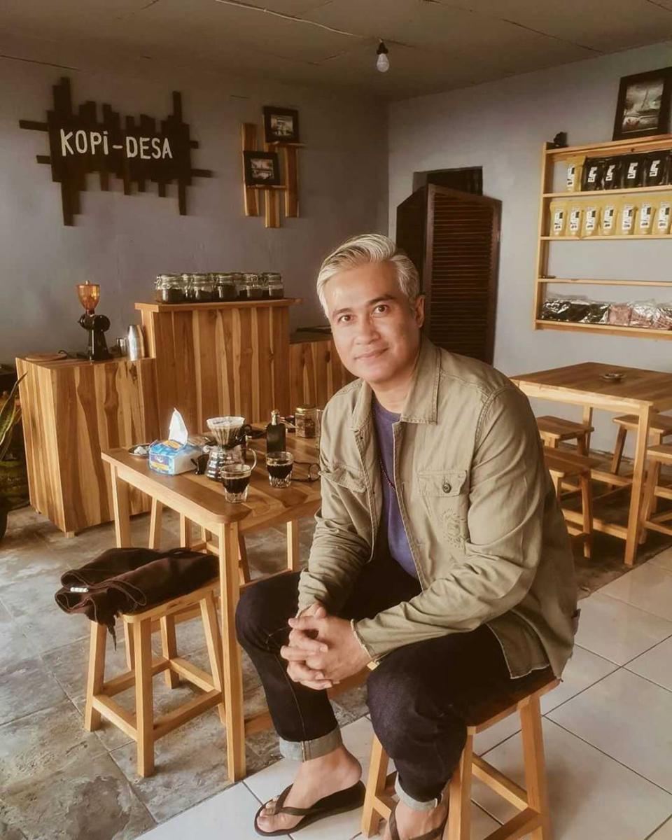 10 Potret Kece Aktor Adjie Pangestu yang Awet Muda di Usia 50 Tahun