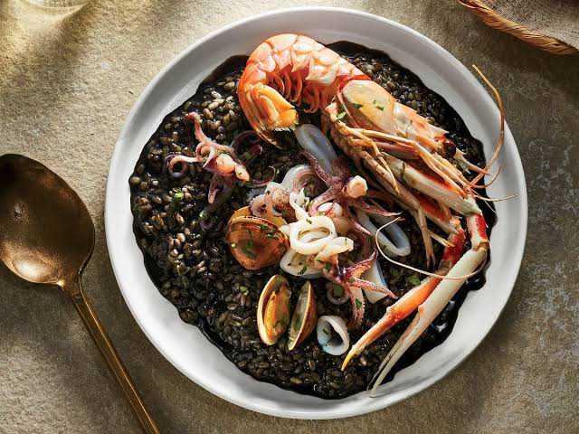 5 Menu Olahan Berwarna Hitam dari Tinta Cumi-cumi, Tertarik Cicipi?