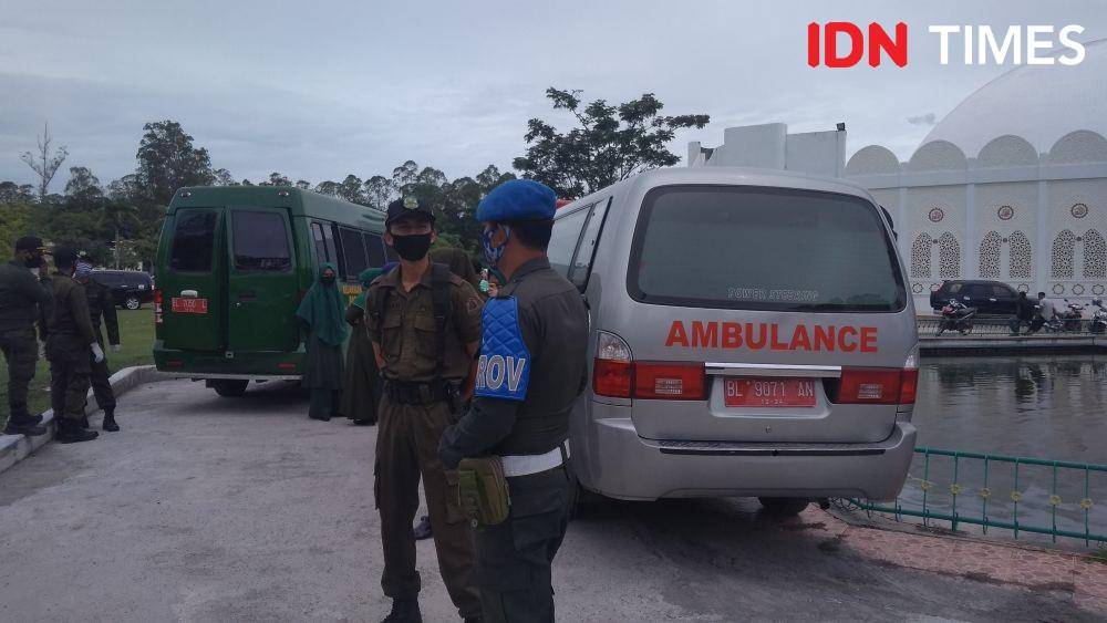 Eksekusi cambuk terhadap pasangan zina yang digelar di Aceh Besar (IDN Times/Saifullah)