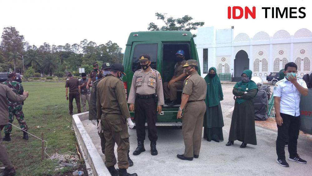 Eksekusi cambuk terhadap pasangan zina yang digelar di Aceh Besar (IDN Times/Saifullah)