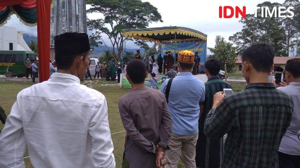 Eksekusi cambuk terhadap pasangan zina yang digelar di Aceh Besar (IDN Times/Saifullah)