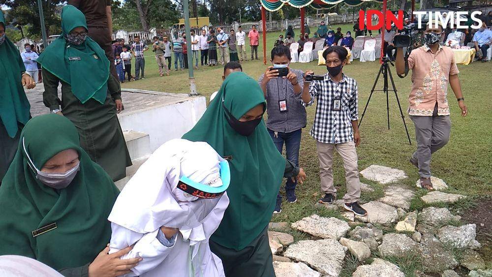 Eksekusi cambuk terhadap pasangan zina yang digelar di Aceh Besar (IDN Times/Saifullah)