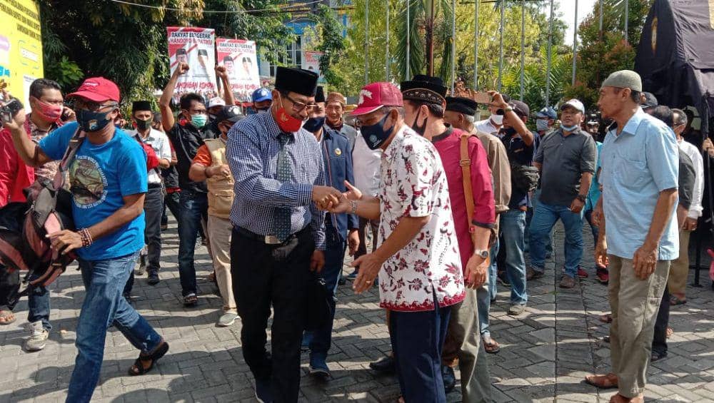 Suhandoyo saat mendaftarkan diri ke KPU Lamongan. IDN Times/Imron