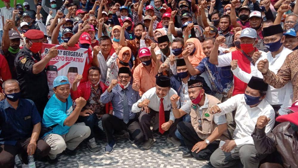 Suhandoyo-Su'udin bersama kader PDIP, Nasdem dan PSI menyapa pendukungnya di GOR Lamongan usai mendaftar di KPU. IDN Times/Imron