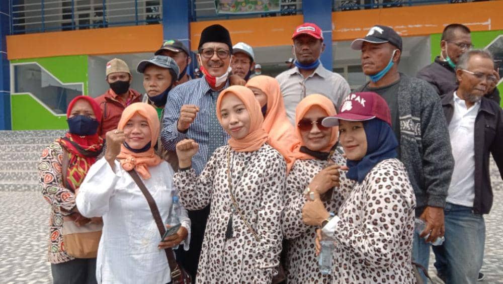 Suhandoyo saat berfoto bersama para simpatisan. IDN Times/Imron