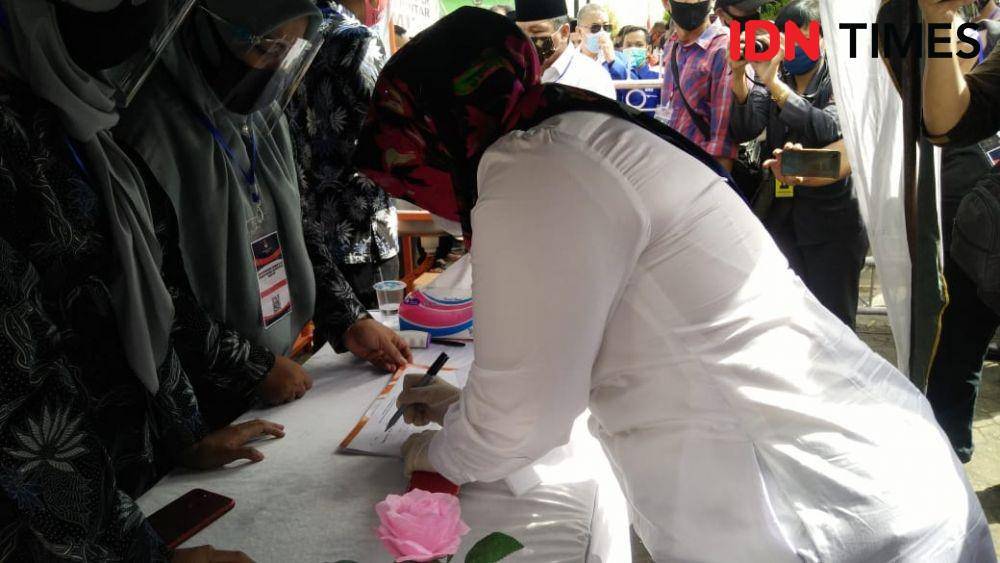 Bapaslon Lisa dan Sapta Bangun, datang ke kantor KPU Binjai (IDN Times/Bambang Suhandoko)