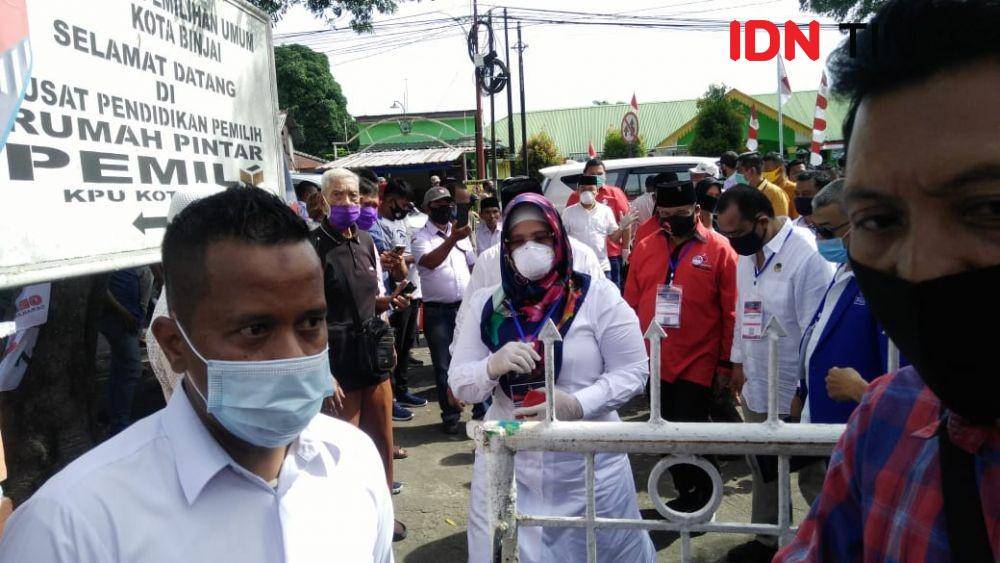 Bapaslon Wali Kota Binjai Lisa mendaftar ke KPU Binjai (IDN Times/Bambang Suhandoko)