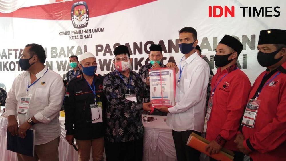 Bapaslon Lisa dan Sapta Bangun, datang ke kantor KPU Binjai (IDN Times/Bambang Suhandoko)