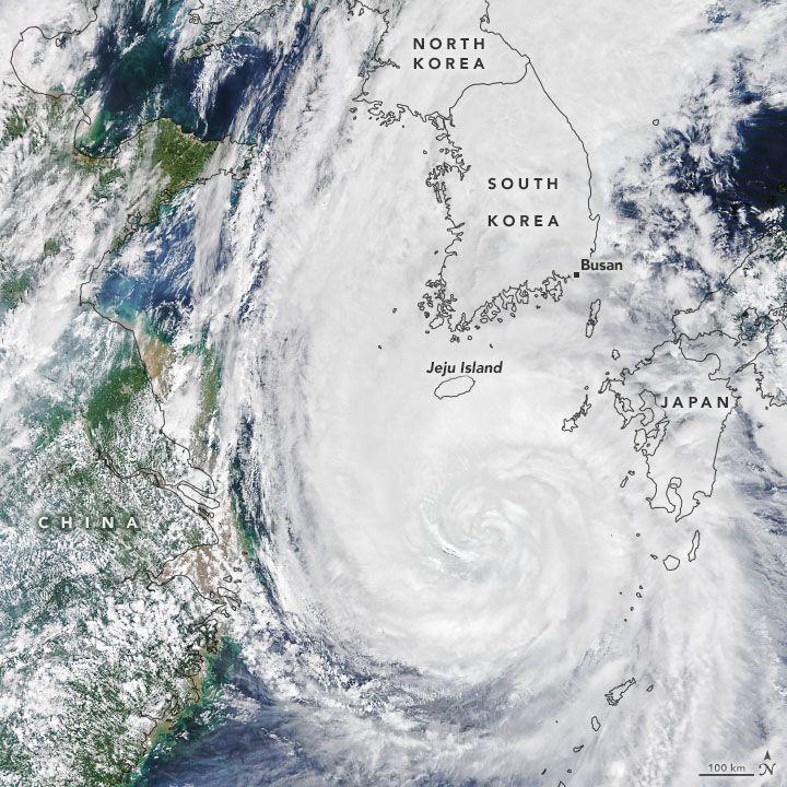 Foto satelit yang menggambarkan adanya Topan Masysak (kanan bawah). Sumber: NASA.